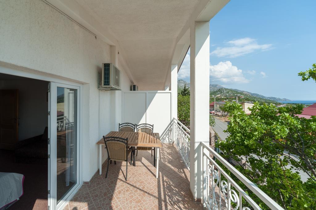 Apartmenthaus Hana Karlobag Exterior photo